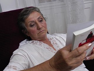 Bu azgın büyükanne haftanın her günü mastürbasyon yapıyor