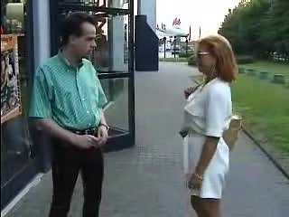레이디 바바라는 멋진 복고풍 클립으로 어떤 남자에게 옷을 벗기게 했습니다.