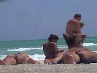 Unfriendliness telecamera del voyeur cattura una figa asiatica su una spiaggia per nudisti