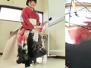 高清字幕版日本和服撒尿绝望失败