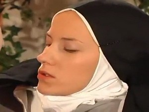 Монахиня дает ей попу Celebrant