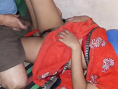 دوست چھپائیں ساتھ نوجوان بھارتی خاتون