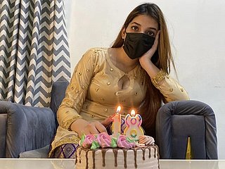 Сводная сестра подарила своему сводному брату лучший подарок на 18-летие.