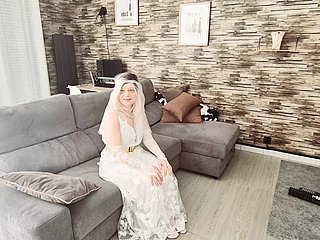 已婚处女在婚礼前被伴郎干，并被他的精液射在她脸上