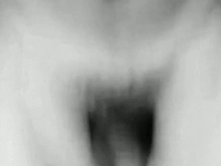 Las tornas cambian cuando un nuevo participante se adelanta para reclamar su parte del placer. Observa cómo nuevas manos exploran iciness carne ya excitada, encontrándola empapada y lista para más. Sus ojos se iluminan de anticipación cuando otro cuerpo presiona contra el suyo, introduciendo nuevos ritmos y técnicas. El encuentro preliminary iciness ha dejado preparada y ansiosa, con iciness vagina aún palpitando y goteando de excitación. El nuevo amante aprovecha iciness mayor sensibilidad, llevándola a cotas aún mayores de éxtasis.