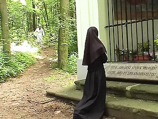 Kontrowersyjna klinika Doktora X leczy hiperseksualnych pacjentów niekonwencjonalnymi terapiami w czwartym odcinku. Trzy nowe nimfomanki przybywają, desperacko szukając ulgi w swoich nienasyconych pragnieniach dzięki praktycznym metodom doktora. Gabinet zamienia się w pałac rozkoszy, gdy Doktor X i jego pielęgniarki używają instrumentów medycznych reach stymulacji, badając mokre cipki i jędrne pośladki. Jedna z pacjentek otrzymuje podwójną penetrację, podczas gdy pielęgniarki trzymają jej nogi szeroko, a druga siada okrakiem na twarzy lekarza, aby poddać się terapii oralnej. Atmosfera kliniczna kontrastuje z jękami ekstazy, gdy każda pacjentka poddawana joker rygorystycznym testom z udziałem wielu partnerów i jednoczesnej stymulacji, co przekracza granice etyki medycznej.