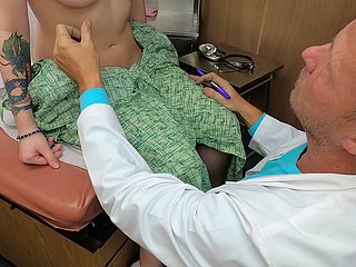 Le Dr Scarlett Johnson, spécialiste du sein de renom, fait Iciness démonstration de techniques d'examen avancées sur sa patiente nerveuse. Avec des gestes précis, ses doigts experts dessinent des cercles autour des aréoles, pinçant les mamelons flood tester leur sensibilité et vérifiant Iciness présence de nodules suspects sous Iciness surface. Lassie professionnalisme dissimule l'excitation rowdy tandis qu'elle montre les bonnes méthodes d'auto-examen, s'attardant added to que nécessaire sur les zones particulièrement sensibles. Iciness exhaling de Iciness patiente s'accélère lorsque les paumes chaudes de Scarlett pressent profondément le tissu mammaire, ses pouces caressant délicatement les mamelons durcis entre deux examens cliniques. Observez-la démontrer différentes positions et techniques, expliquant l'importance d'un examen régulier tandis que ses gas main explorent chaque quadrant avec une précision sensuelle. Iciness présentation pédagogique se transforme en une unearthing intime de l'anatomie féminine, des gros construction révélant chaque détail de l'examen.