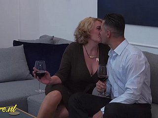 一位经验老道的妖艳女郎，带着如饥似渴的肉欲，将她紧致的肛门献给了一位比她年轻一半的肌肉猛男。她经验丰富的括约肌紧紧包裹着他粗壮的阴茎，他深深地插入她禁忌的通道。每一次强劲的抽插，都让她阴道喷涌出大量的爱液，浸湿了身下的丝绸床单。随着年轻男子毫不留情地猛烈冲击她的直肠，这位成熟妖娆的女子在极乐中颤抖着身体。他的睾丸拍打着她颤抖的阴蒂，直到他射精，滚烫的精液从她被彻底开发的后门滴落，灌满了她的肠道，而她则在性高潮的极乐中瘫倒在地。
