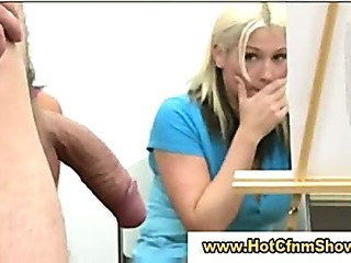 सीबीटी लड़कियां एक आदमी वास्तविकता groupsex में एक handjob दे