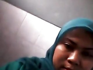 ibu berjilbab saat merasa menakjubkan 1