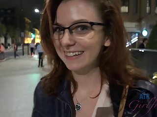 炎热的假期你的女友艾玛Evins在伦敦