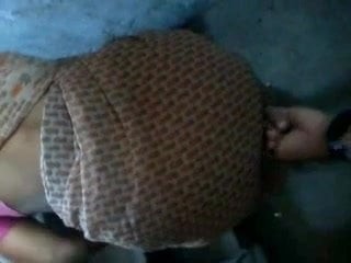 Meraba-raba belakang pembantu rumah