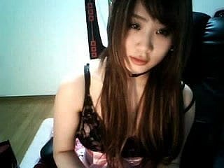자신의 젖꼭지를 관통하는 시도 섹시한 중국어 캠 소녀