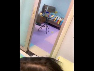 Très mignon fille chinoise Creampie sexe Alors que sœur dans benumbed salle suivante