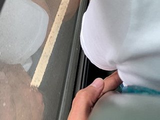 Chạm Milf trong xe buýt - sờ mó Milf