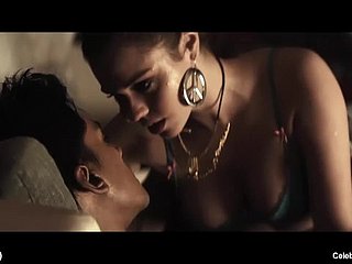 Сцены Celebrity In one's birthday suit Скоделарио Сексуальное белье и эротика
