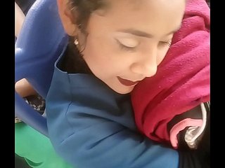 ESTUDIANTE 나 미라 엘 bulto Y NI SABE 코모 tocarlo