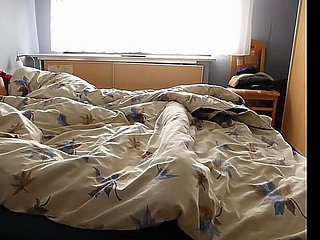 Mi madre se masturba con las piernas abiertas